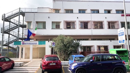 Pomezia (Roma), al liceo Picasso mentre studenti e studentesse facevano lezione un muro esterno è crollato