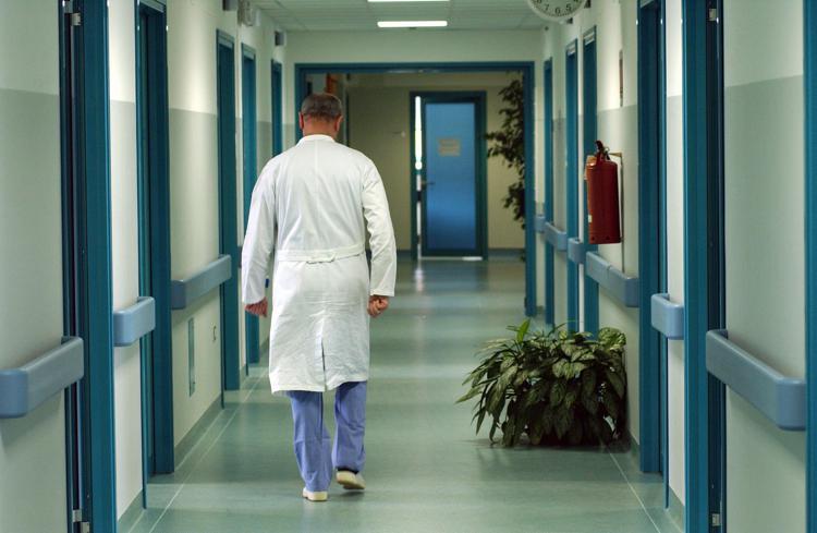 Blitz della Finanza nelle Rsa: individuati 165 medici e infermieri irregolari