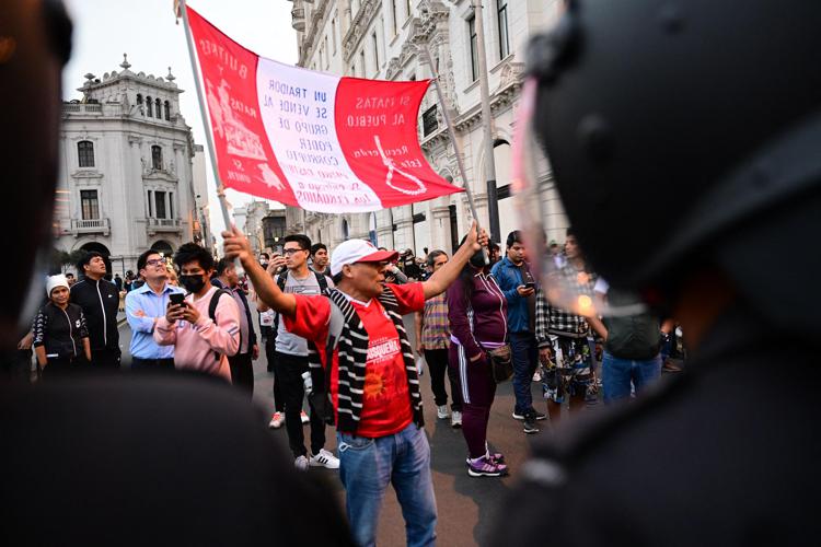 Perù, bloccati 300 turisti per lo stato di emergenza dopo la cacciata del presidente