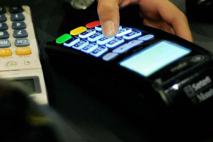 L’addio al Pos obbligatorio sotto i 60 euro, cosa cambia per i consumatori