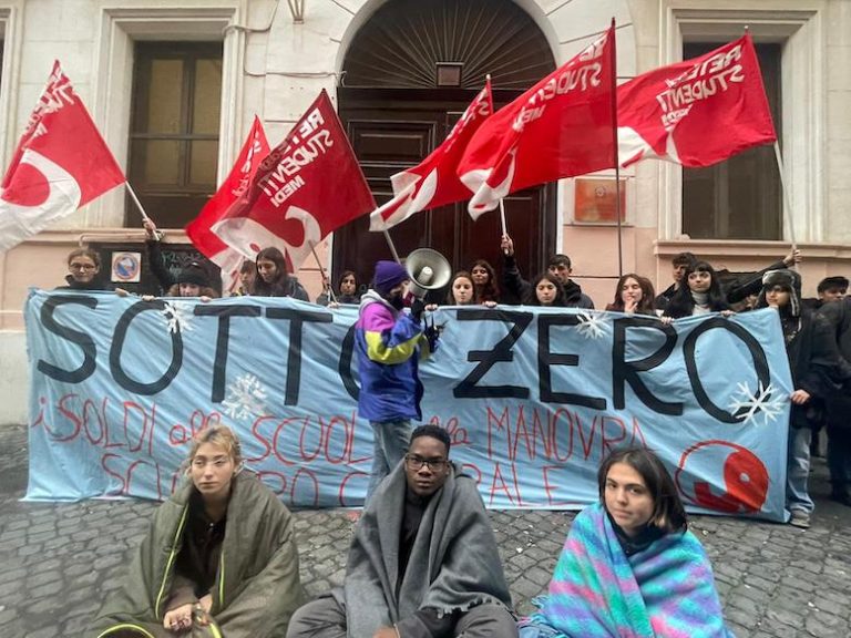 Roma, protesta degli studenti davanti all’Usr: “Siamo al freddo, termosifoni spenti”