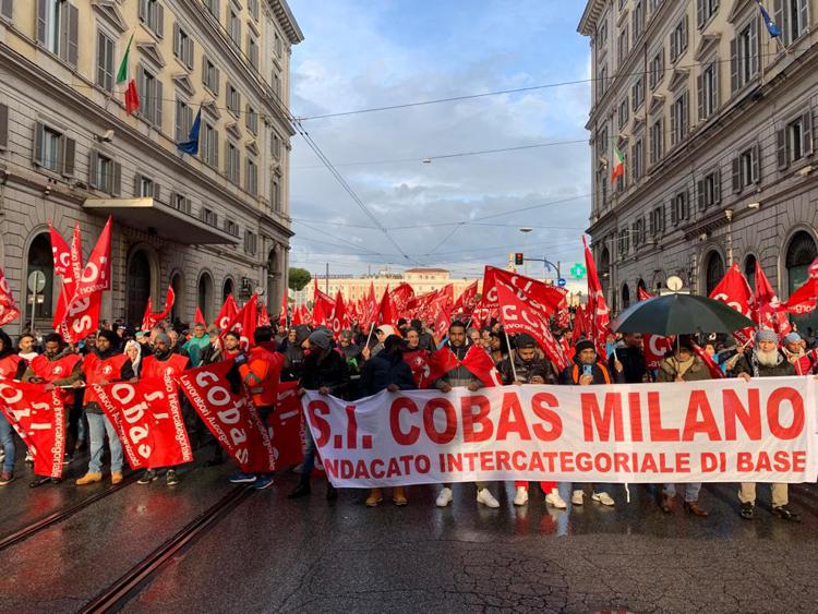 Roma, al via il corteo dei Cobas: “Giù le armi, su i salari”