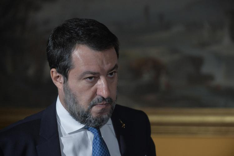 Milano, il ministro Salvini contestato nel quartiere San Siro