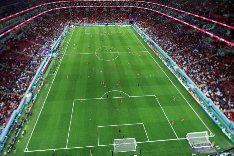 Mondiali di calcio, l’accusa di Amnesty International: “Tifosi non si godono partite dopo 6.500 morti”