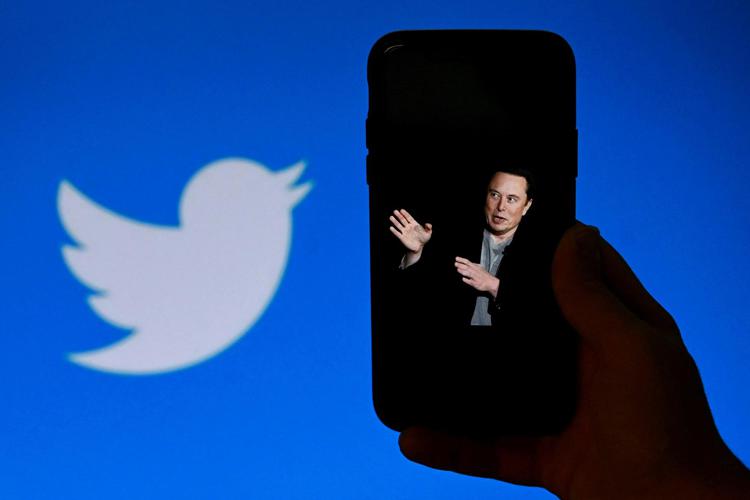 Twitter, Elon Musk ammette: “Ha perso metà del suo valore”