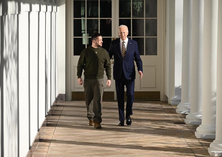 Usa, il presidente Biden rassicura Zelensky “Non sarete lasciati mai soli nella guerra contro Putin”