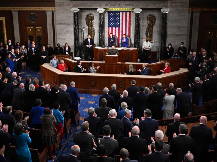 Usa, Zelensky al Congresso: “Non è beneficenza quella che gli Stati Uniti stanno facendo nei confronti dell’Ucraina, ma un investimento nella democrazia”