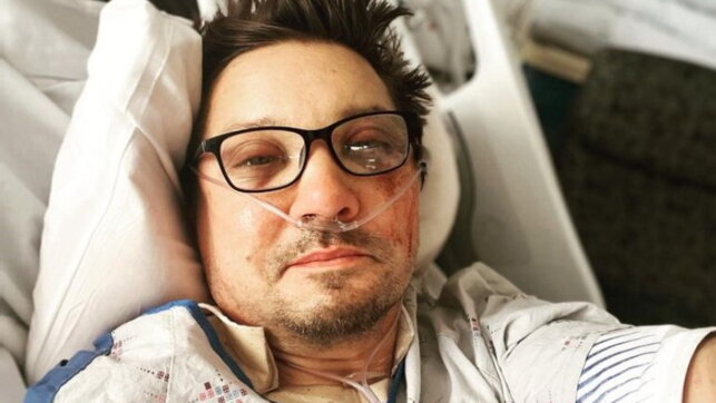 Usa, l’attore Jeremy Renner tranquillizza i fans: “Sono ancora vivo per un miracolo”