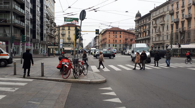 Milano: dal 2024 le auto viaggeranno con un limite di 30 chilometri orari in tutta la città