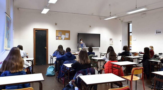 Modena, in una scuola superiore un docente ha avuto un malore dopo essere stato deriso e aggredito verbalmente da due studenti