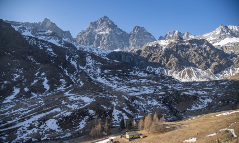 Turismo in difficoltà per la mancanza di neve nelle zone sciistiche