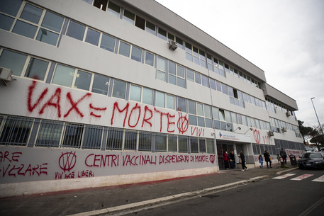 Roma, scritte minatorie alla “Casa della Salute” contro i vaccini