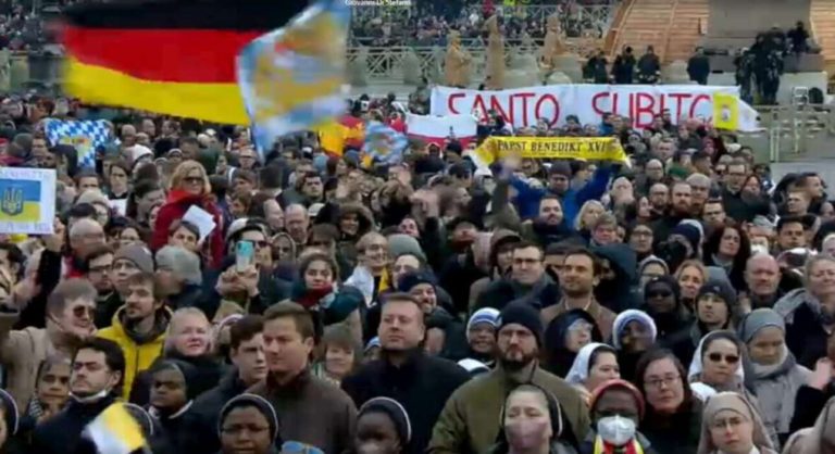 Roma, alcuni fedeli truffati per assistere ai funerali di Benedetto XVI