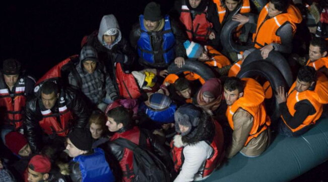 Migranti, la Ocean Viking ha salvato 37 persone su un gommone sovraccarico al largo della Libia