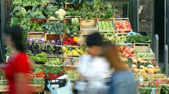 Consumi, report della Cgia: il 60% della spesa delle famiglie va in cibo, benzina e bollette