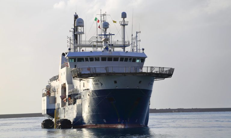 La Spezia, è arrivata nel porto la nave Geo Barents con a bordo 237 migranti