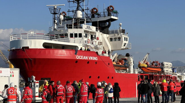 Massa Carrara, la nave Ocean Viking è al porto con 95 migranti