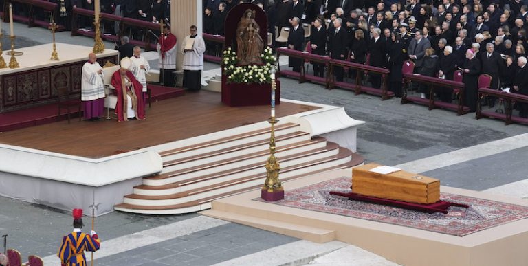 San Pietro: in cinquantamila per l’ultimo saluto a Benedetto XVI
