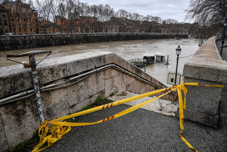 Maltempo a Roma: chiuse le banchine del Tevere