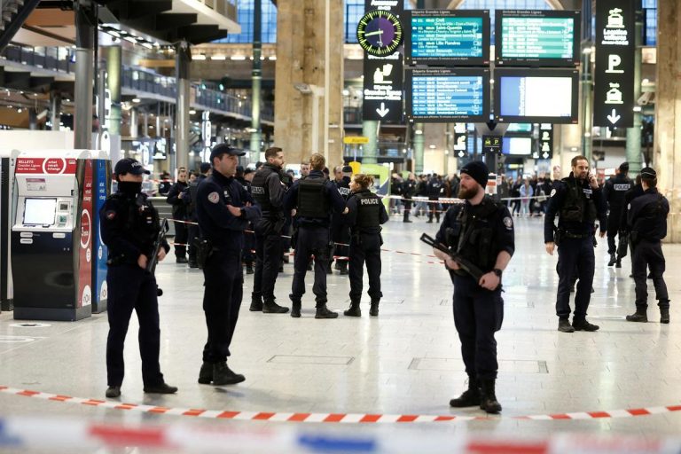 Parigi, un uomo ha ferito 6 persone con un coltello alla stazione di Gare du Nord. L’aggressore è stato poi bloccato