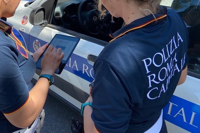 Roma, è in corso la distribuzione a tutti i gruppi della Polizia Locale i nuovi palmari per le contravvenzioni