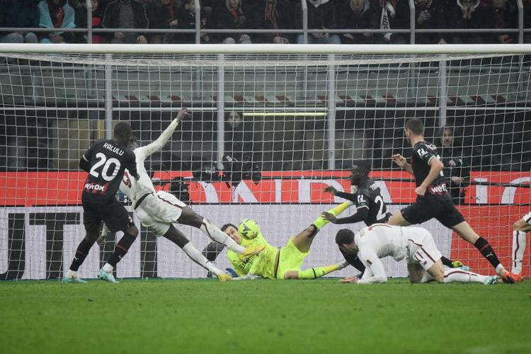 Calcio, Ibraham e Ibanez salvano la Roma al 93° a San Siro contro il Milan che finisce 2-2