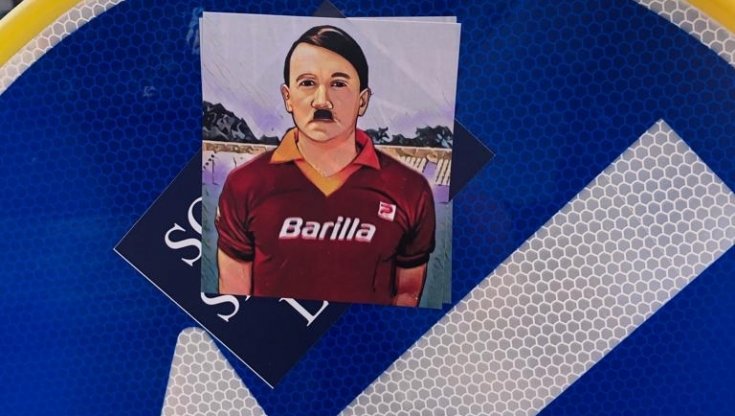 Roma, comparsi una serie di manifesti di Hitler con la maglia giallorossa. Il sindaco Gualtieri: “Una vera infamia”