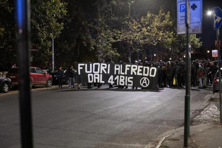 Roma, 41 persone denunciate per i disordini durante il corteo a Trastevere per l’anarchico Alfredo Cospito