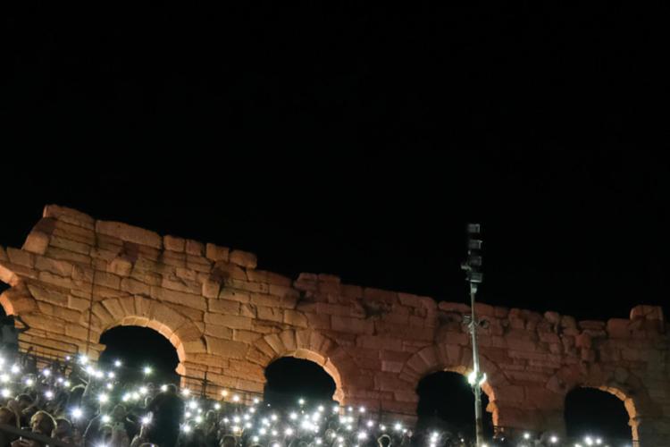 Cade un pezzo di stella di Natale dell’Arena di Verona