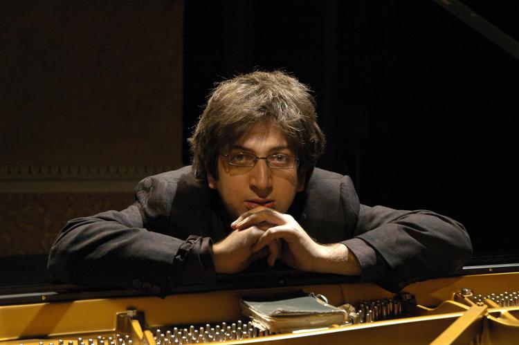 Iran, per il pianista Ramin Bahrami “Il regime usurpatore e violento ha le ore contate”