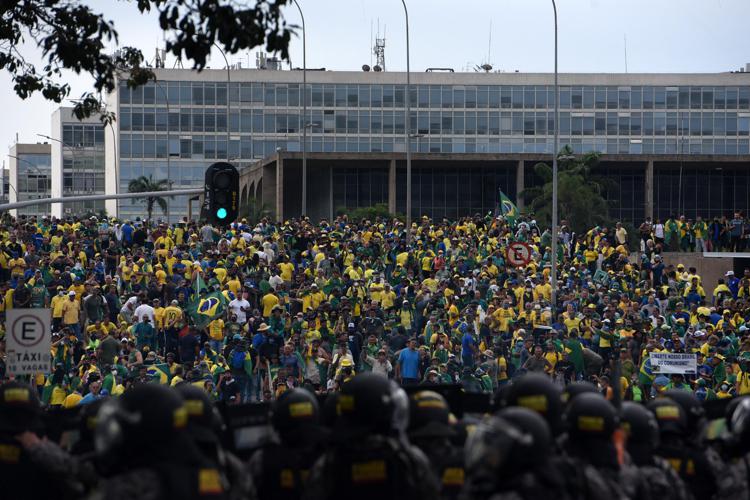 Tentato golpe in Brasile, è scattata la reazione della polizia: arrestate 400 persone