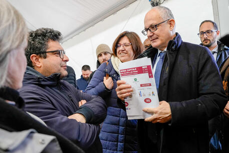 Roma, emergenza freddo. Il sindaco Gualtieri visita la struttura nell’ex Mattatoio di Testaccio