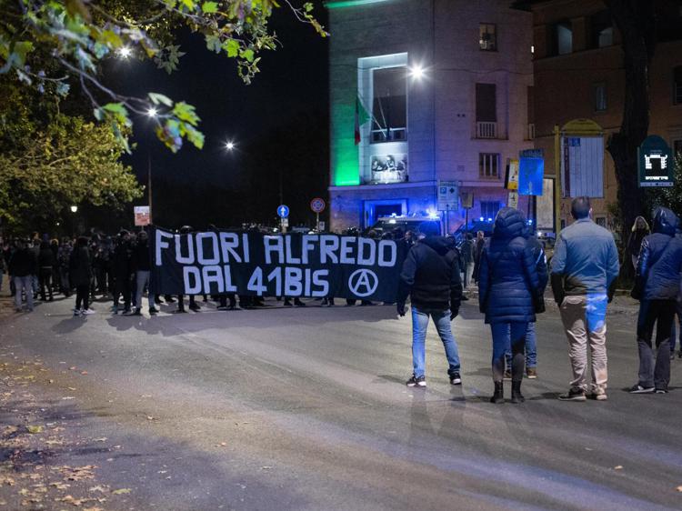 Vicenda Cospito, parla il medico che lo ha visitato: “Il detenuto ha perso altro peso, oggi si attesta a 70 chili”