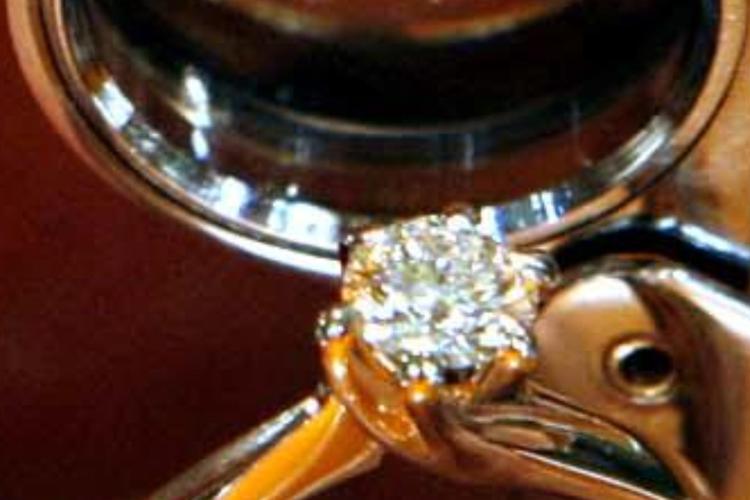 E’ un giallo la storia dell’anello di platino di Cartier con diamante dal valore tre milioni e mezzo di euro di Violetta Caprotti