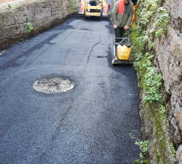 Totalmente riasfaltata la strada di accesso allo storico Borgo di Ceri