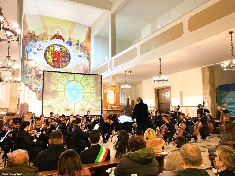 Emozioni forti nel “Concerto per la pace” dell’Orchestra giovanile Massimo Freccia