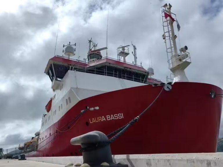 La nave rompighiaccio italiana Laura Bassi in un punto dell’Antartide mai raggiunto