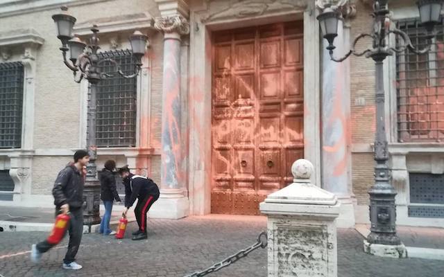 Roma, gli attivisti che hanno imbrattato Palazzo Madama giustificano l’azione: “Siamo estremamente preoccupati per la crisi eco-climatica”