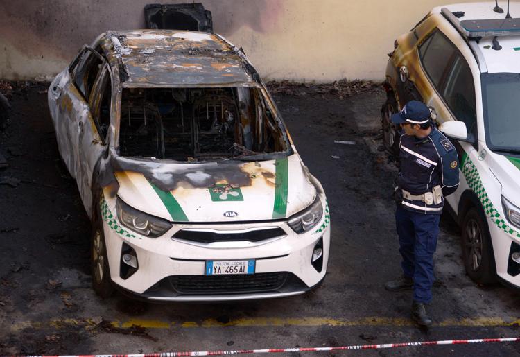 Milano, auto della polizia locale date alle fiamme ieri. Gli anarchici hanno rivendicato l’attentato