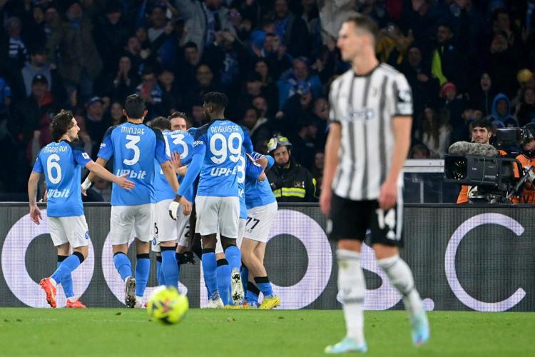 Calcio, il Napoli travolge la Juventus 5-1