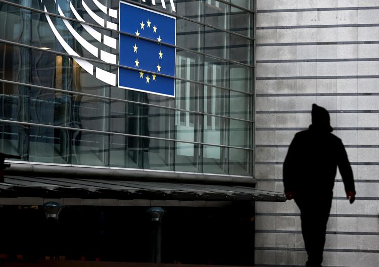 Unione europea: 130 eurodeputati chiedono una tassa per i multi milionari per finanziare la transizione ecologica