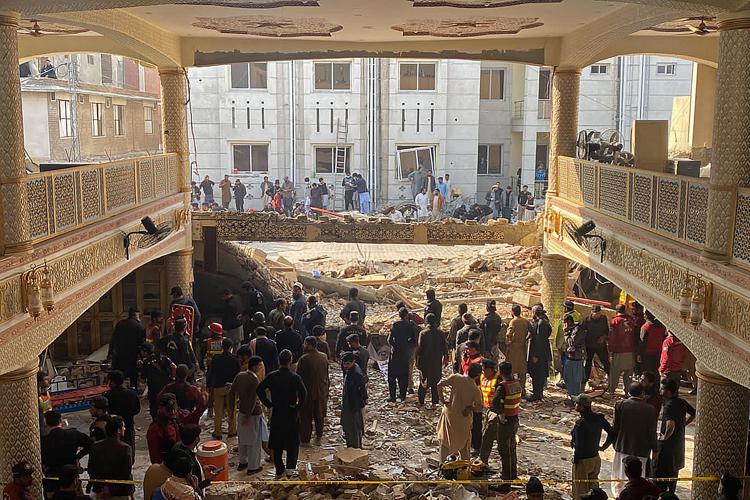 Pakistan, le vittime sono salite a 93 per l’attentato kamikaze a Peshawar