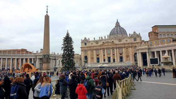 Roma, oltre 65mila fedeli in fila a San Pietro per rendere omaggio al Papa emerito Benedetto XVI