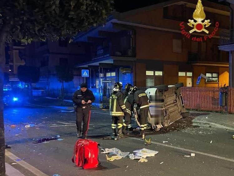 Tragedia a Roma: incidente stradale a Fonte Nuova. Si ribalta un’auto: morti cinque giovani, un sesto è grave