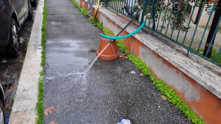 Roma, a San Basilio litri e litri di acqua potabile finiscono in strada e nei tombini, cantine allagate al punto da richiedere l’intervento di addetti allo spurgo per liberarle