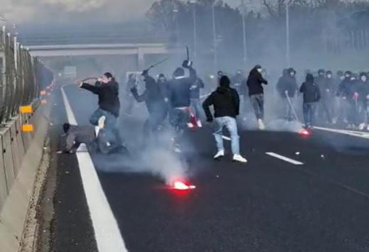 Si va verso un lungo stop alle trasferte per i tifosi di Roma e Napoli dopo i violenti scontri tra ultras sulla A1