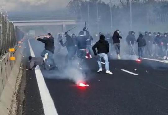 Scontri tra tifosi della Roma e del Napoli sull’austrada A1: identificate 350 persone