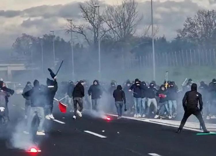 Emessi i primi provvedimenti restrittivi per i tifosi della Roma e del Napoli protagonisti degli scontri di domenica 8 gennaio lungo l’autostrada A1