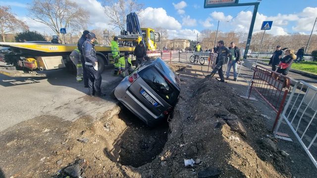 Roma, una Smart finisce in una buca in zona Regina Margherita