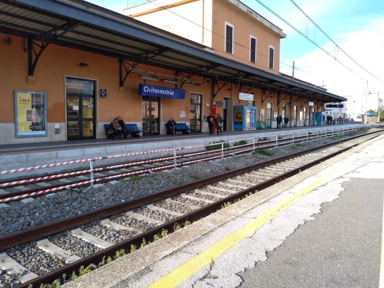 Civitavecchia: i treni sono in fila sullo stesso binario e i pendolari sbagliano convoglio